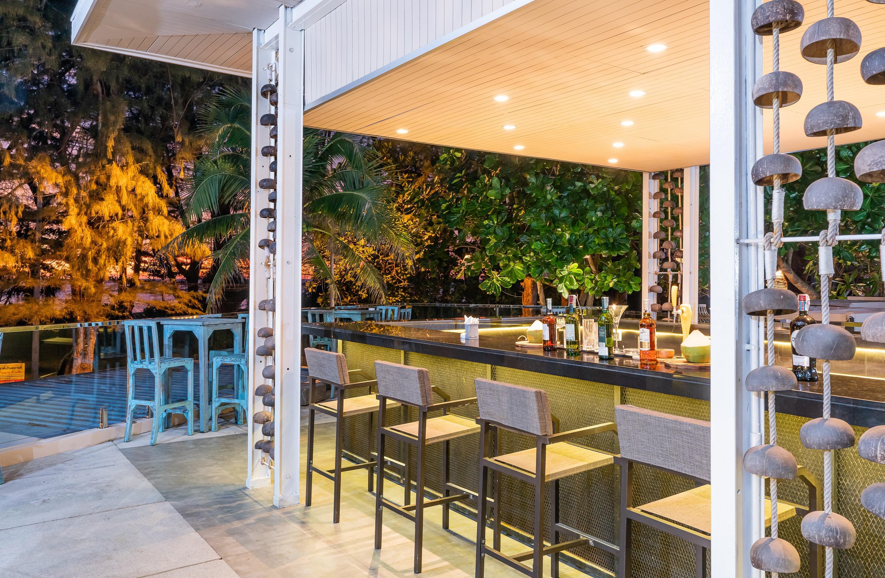 Dewa Phuket Resort & Villas Nai Yang Beach Exterior foto The bar at the pool