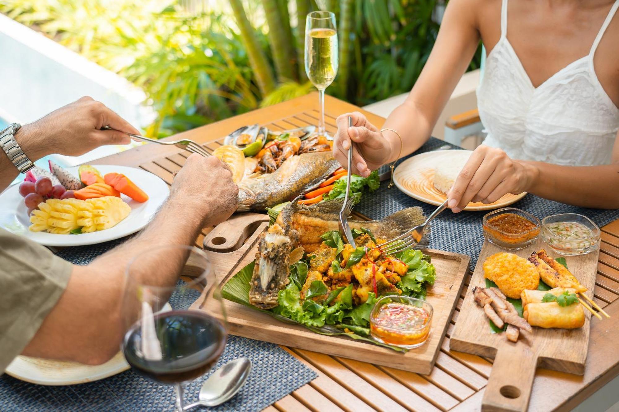 Dewa Phuket Resort & Villas Nai Yang Beach Exterior foto A meal at a restaurant